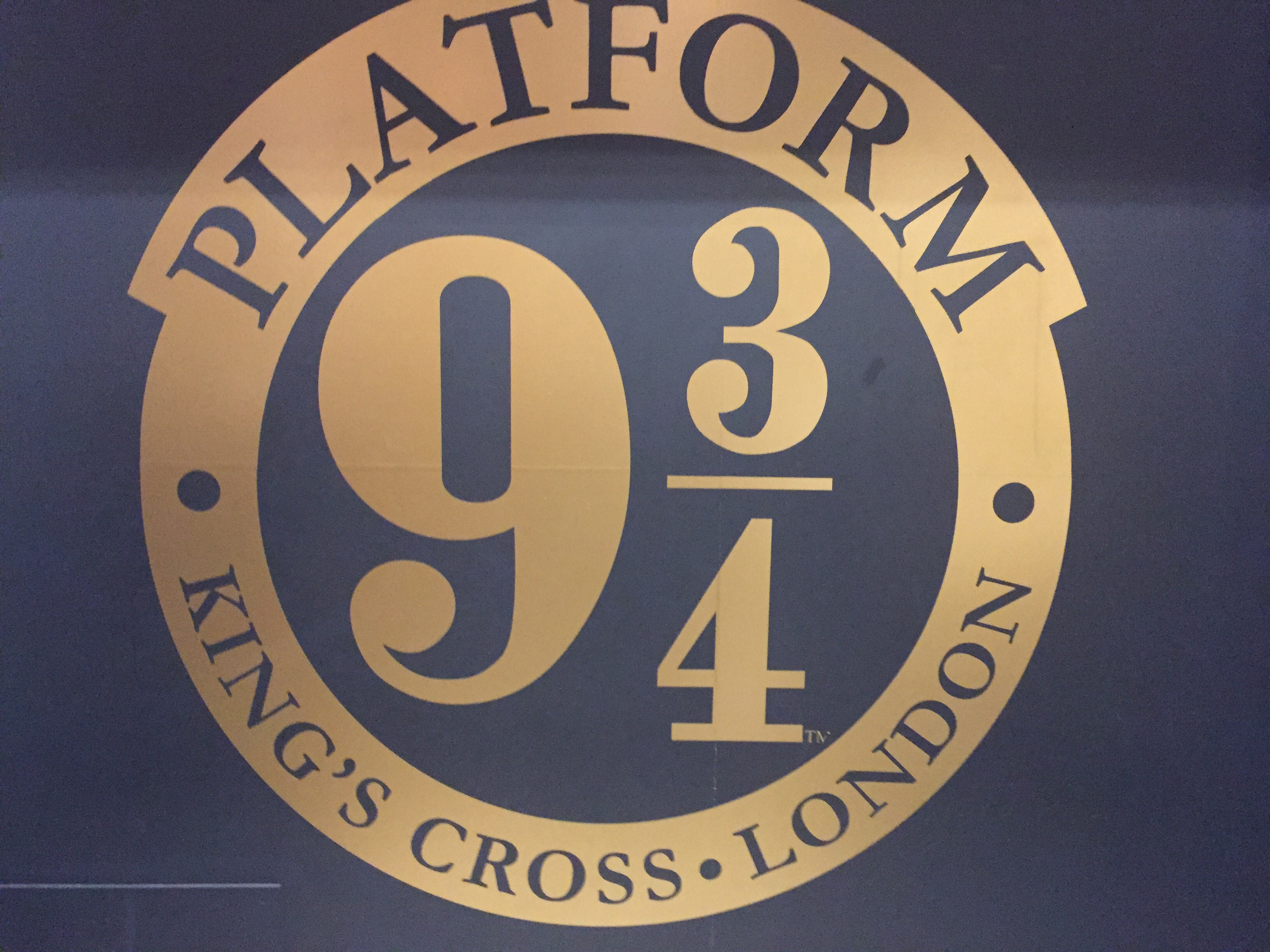 9 3 1а. Платформа 9 3/4. Платформа 9 и 3 четверти. Знак платформа 9 и 3/4. 9 И три четверти.